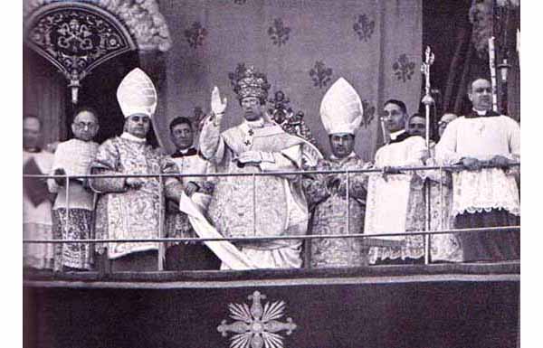 Pius XII giving the blessing